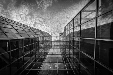 Yeni bir ticari perakende ofis binasının gri tonlu görüntüsü.