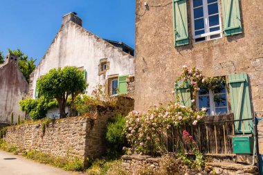 Brittany, Ile aux Moines adası Morbihan körfezinde, köydeki tipik evler
