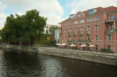 Berlin 'de Petit Bijou' nun muhteşem bir evi. Almanya 'da bir nehir kenarında.