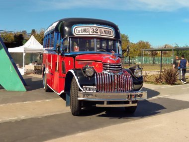 Buenos Aires 'e giden eski kırmızı Chevrolet 1946 otobüsü. Geleneksel dosya süsleri. Ön manzara. Izgara. Klasik araba şovu.