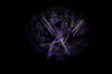 Aydınlık boya, karanlık bir göz etrafında soyut bir yörüngeyi gösteren siyah bir arkaplan oluşturur..