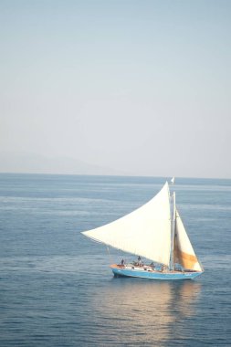 Denizde yüzen bir teknenin kuş bakışı görüntüsü..