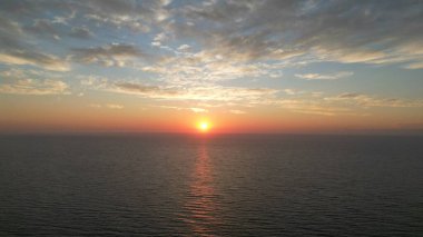 su üzerinde yükselen güneş