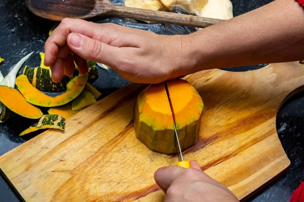 Donna Cucina Che Taglia Prepara Zucchine Cena Angolo Alto — Foto Stock