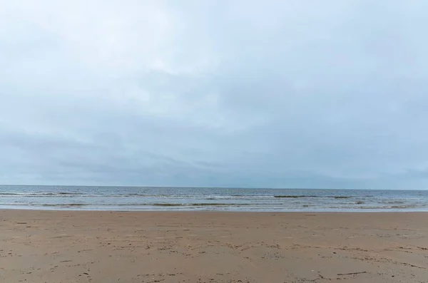 Мрачный Морской Пейзаж Бурном Океанском Горизонте Облачным Небом Песчаный Пляж — стоковое фото
