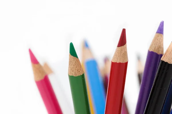 Beyaz Arkaplanda Renkli Kalemlerin Yakın Plan Çekimi — Stok fotoğraf