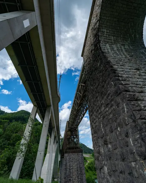 Μια Χαμηλή Γωνία Του Biatorbagy Σιδηροδρομική Γέφυρα Στην Ουγγαρία Κάτω — Φωτογραφία Αρχείου