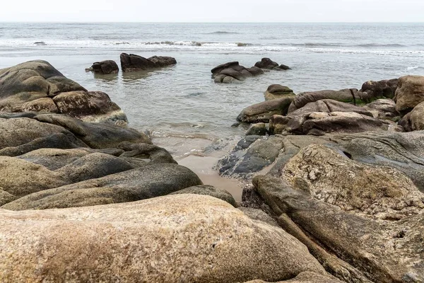Mar Agitado Ondulado Golpeando Una Costa Rocosa Paisaje Marino Mal — Foto de Stock