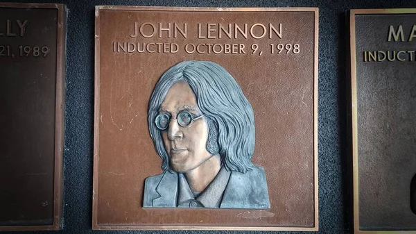 Μια Χάλκινη Προτομή Της Μουσικής Μεγάλη John Lennon Στον Τοίχο — Φωτογραφία Αρχείου