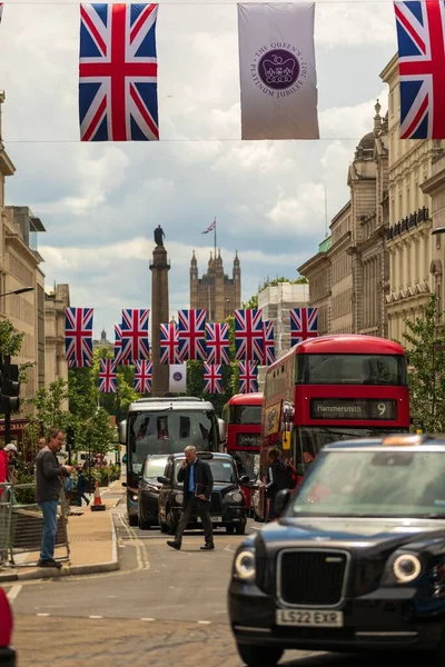 Eine Vertikale Aufnahme Britischer Flaggen Die Vor Dem Thronjubiläum Der — Stockfoto