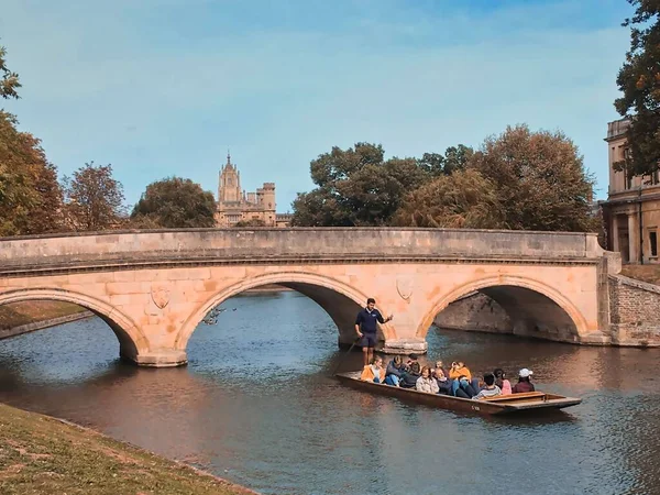 Recorrido Barco Cambridge Río Contra Puente Escénico Reino Unido — Foto de Stock