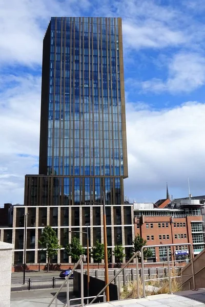 这座83米高的哈德里安塔 位于英国Tyne的纽卡斯尔的一座公寓楼和地标 — 图库照片