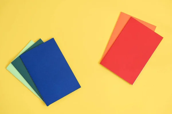 Notebooks Cores Diferentes Fundo Amarelo Brilhante Cima — Fotografia de Stock