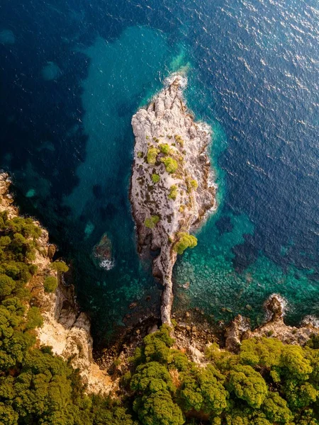 Вертикальный Вид Небольшой Остров Океане Солнечный День — стоковое фото