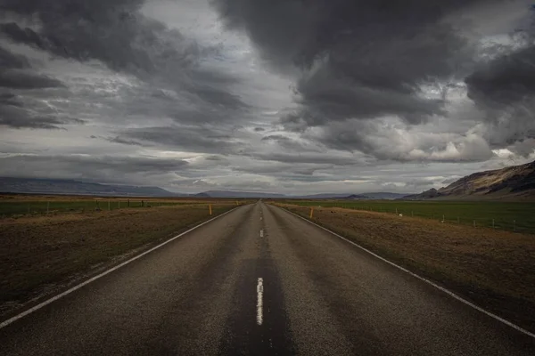 Kasvetli karanlık bir günde bir yol.