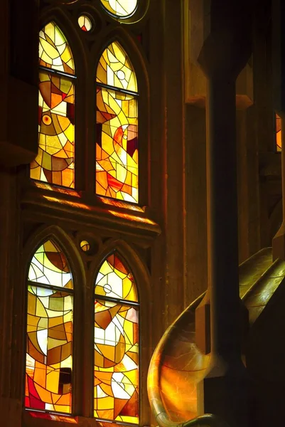 西班牙加泰罗尼亚巴塞罗那Sagrada Familia彩色玻璃窗户的垂直拍摄 — 图库照片