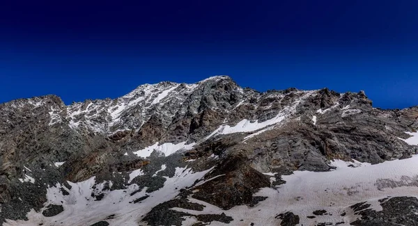 Krásný Záběr Zasněžené Hory Proti Modré Obloze — Stock fotografie