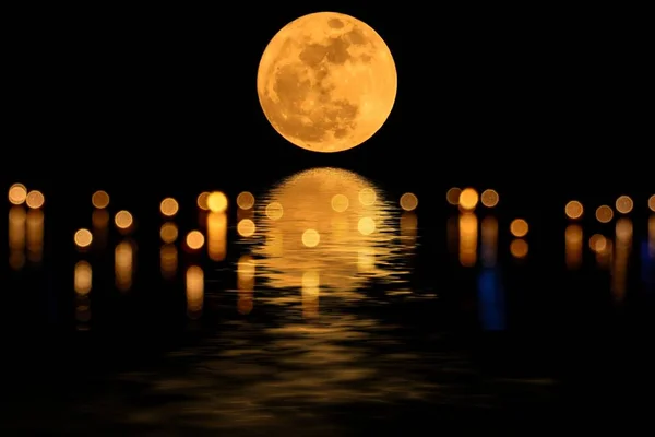 위에서 빛으로 반사되는 초승달 — 스톡 사진