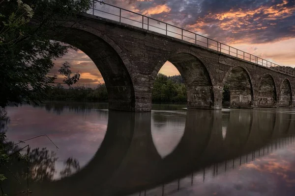 Göl üzerindeki taşlı köprünün havadan görünüşü.
