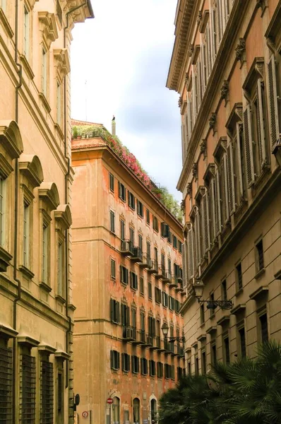 Vertikální Záběr Úzké Ulice Nažloutlými Budovami Řím Itálie — Stock fotografie
