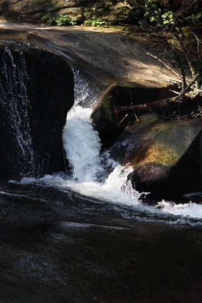 Pequeno Riacho Nas Montanhas — Fotografia de Stock