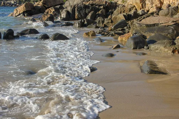 Waves Plenty Foam Reach Rocky Beach — Foto de Stock