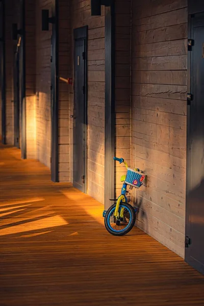 Plan Vertical Vélo Enfant Appuyé Sur Mur Bois Couloir Heure — Photo