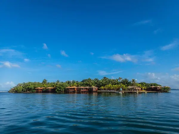 Una Vista Aerea Una Piccola Isola Tropicale Sotto Cielo Blu — Foto Stock