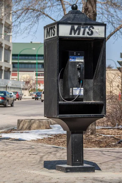 Pionowe Ujęcie Starej Budki Telefonicznej Ulicy Miejskiej Winnipeg Kanada — Zdjęcie stockowe