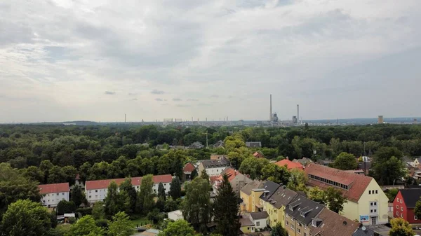 Drohnenaufnahmen Von Bunten Dächern Und Bäumen Mit Einer Chemiefabrik Horizont — Stockfoto