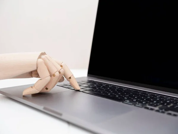 Eine Hölzerne Hand Die Laptop Tastatur Berührt — Stockfoto