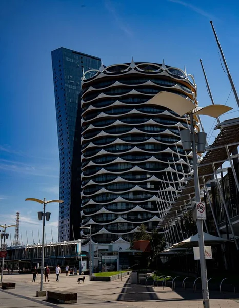 Plano Vertical Una Calle Contra Moderno Edificio Estilo Piña Melbourne — Foto de Stock