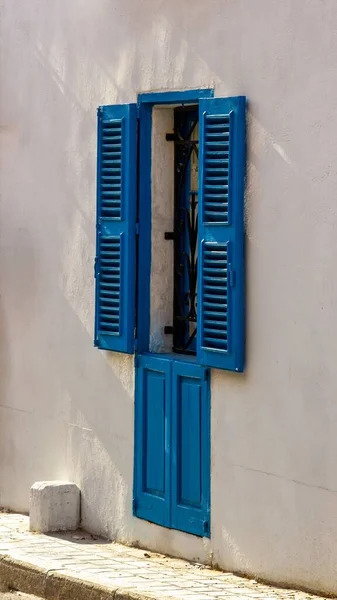 Niebieskie Okno Żaluzjami Cieniami Przy Ulicy Annibale Preca Lija Malta — Zdjęcie stockowe