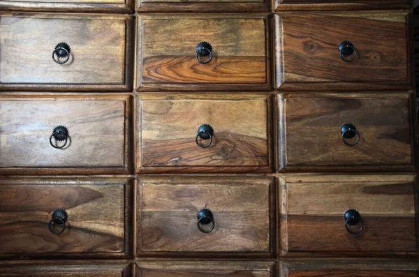 Evde eski ahşap bir çekmece.