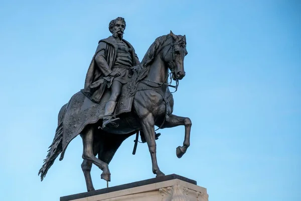 Närbild Monumentet Över Greve Gyula Andrassy Det Ungerska Parlamentet Budapest — Stockfoto