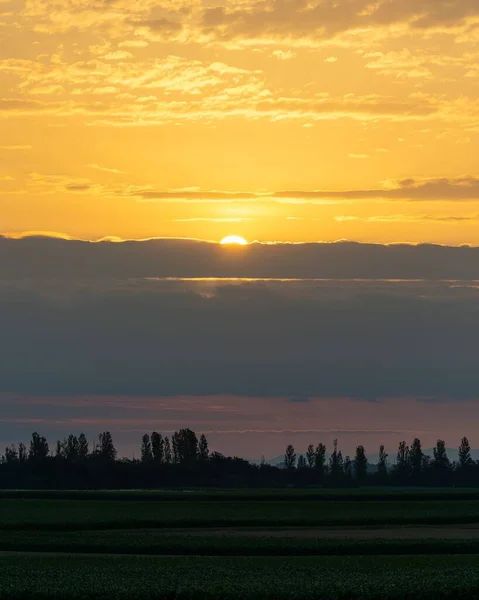 Θέα Στο Ηλιοβασίλεμα Και Την Καταπράσινη Κοιλάδα — Φωτογραφία Αρχείου