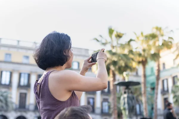 Барселона Испания Мая 2022 Года Девушка Фотографируется Своим Мобильным Телефоном — стоковое фото