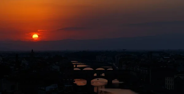 意大利佛罗伦萨的一个城市景观 背景是建筑物和橙色的日落 — 图库照片