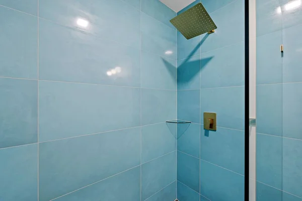 Uma Moderna Casa Banho Com Chuveiro Quadrado Azulejos Azuis — Fotografia de Stock
