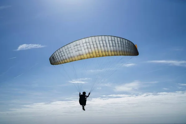 Крупный План Человека Летящего Голубым Облачным Небом Солнечный День — стоковое фото