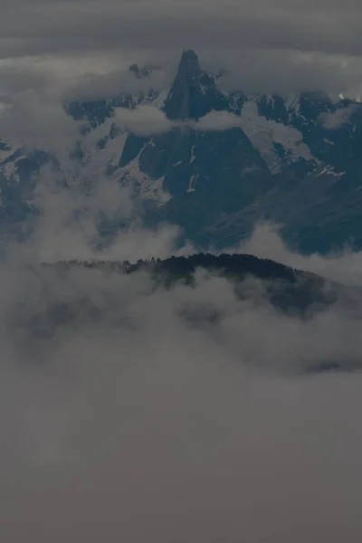 Ein Vertikaler Blick Auf Eine Wolkenverhangene Berglandschaft Den Alpen Frankreich — Stockfoto