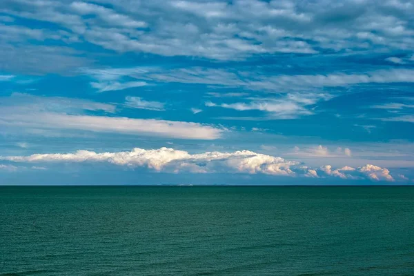 Iögonfallande Utsikt Över Molnig Himmel Över Det Turkosa Lugna Havet — Stockfoto