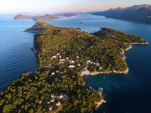 Vue Aérienne Une Île Verte Dans Océan Bleu Coucher Soleil — Photo