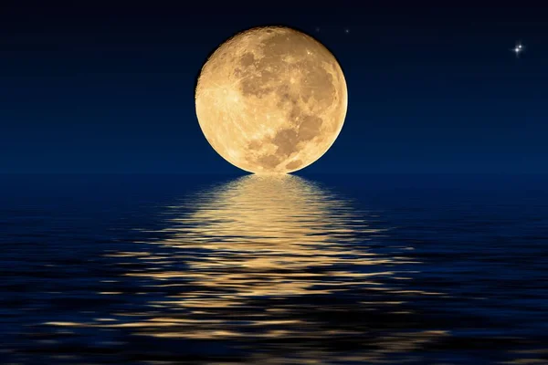 모습을 반사하는 매혹적 보름달의 — 스톡 사진
