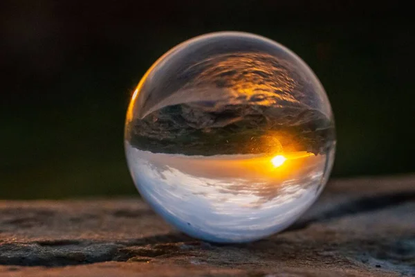 Güneşin Doğuşu Yansıması Olan Camdan Bir Küre — Stok fotoğraf