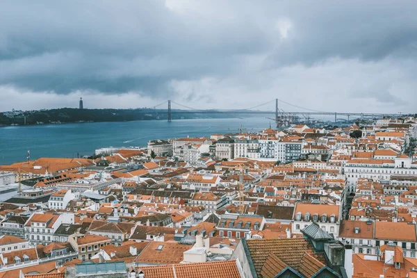 Flygbild Byggnadernas Hustak Lissabon Portugal Med Floden Tagus Bakgrunden — Stockfoto