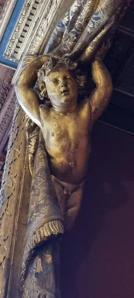 Plano Vertical Una Estatua Antigua Sobre Fondo Oscuro — Foto de Stock