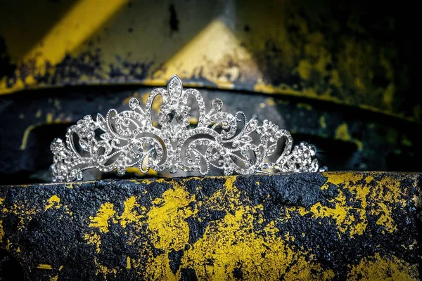 Kirli bir yüzeyde taç