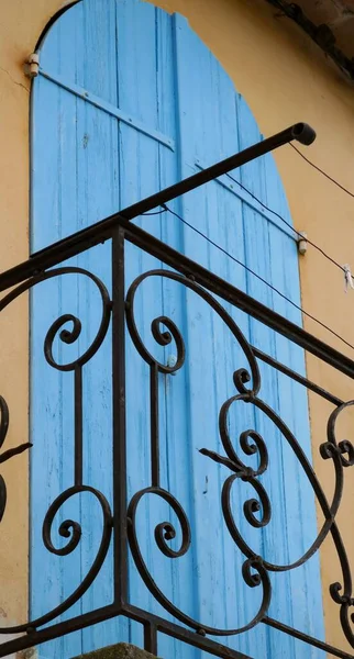 Plano Vertical Balcón Con Una Antigua Puerta Madera Azul Saint —  Fotos de Stock