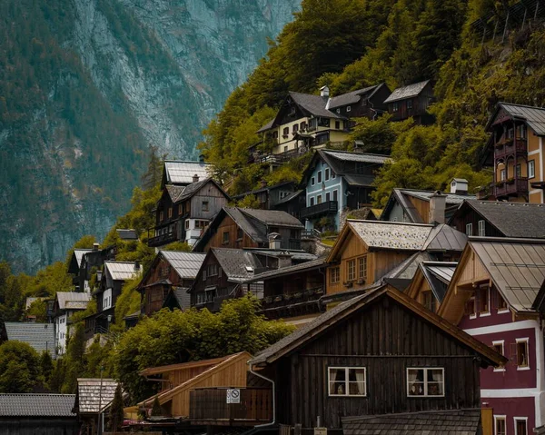 Beautiful Shot Wooden Rural Houses Green Slope Hill Hallstatt Austria — Stock Photo, Image